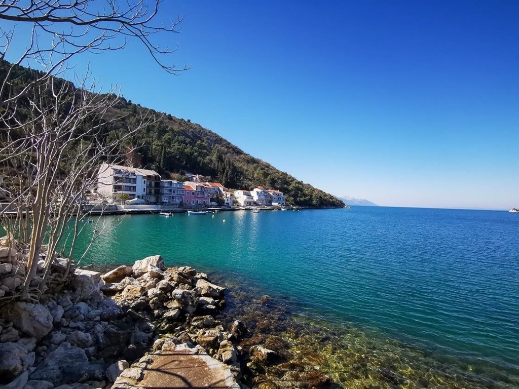 rodinny-dum-ve-druhe-rade-u-more-blace-ploce-chorvatsko