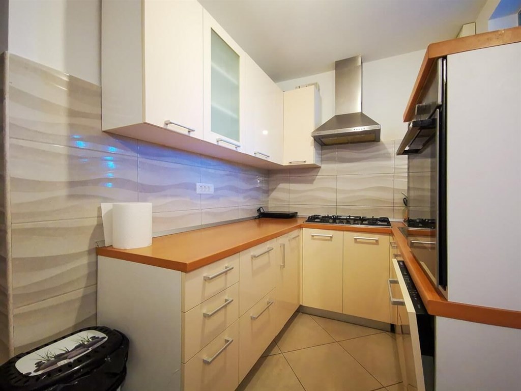 rodinny-dum-ve-druhe-rade-u-more-blace-ploce-chorvatsko