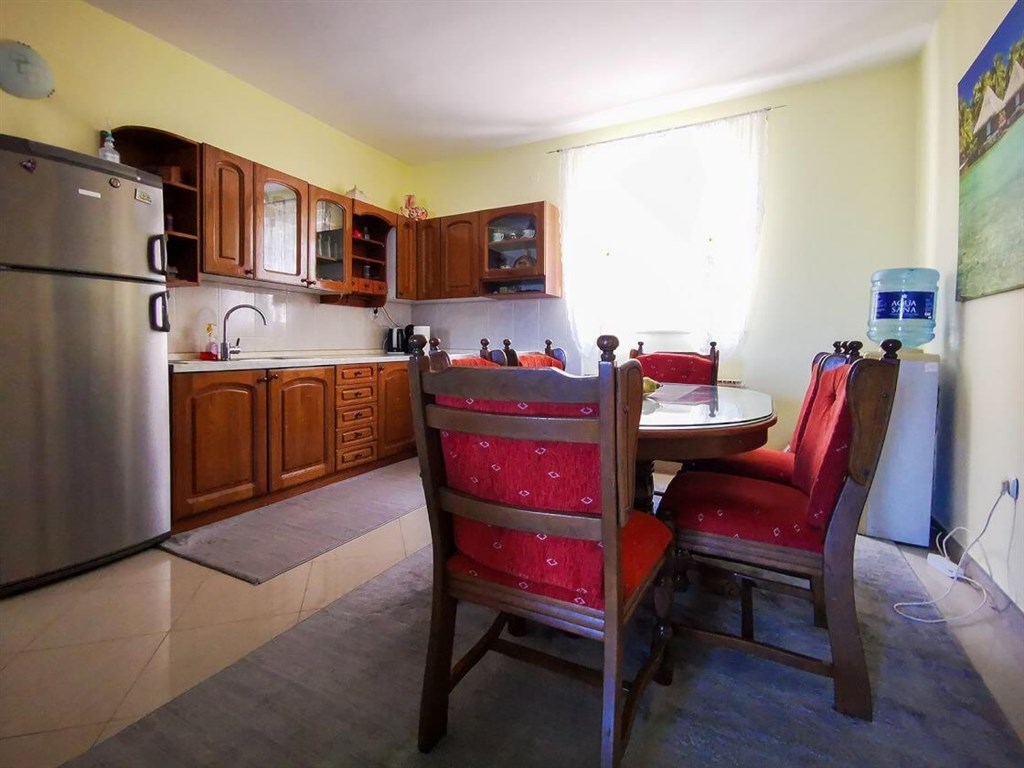 rodinny-dum-ve-druhe-rade-u-more-blace-ploce-chorvatsko