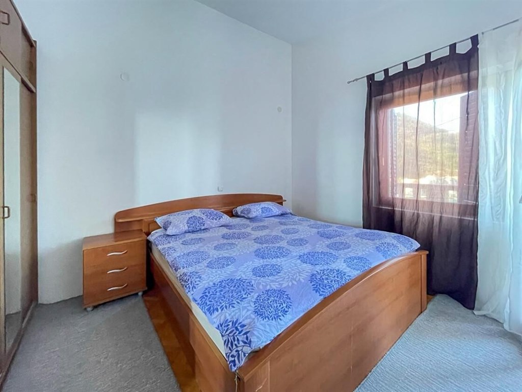 rodinny-dum-ve-druhe-rade-u-more-blace-ploce-chorvatsko