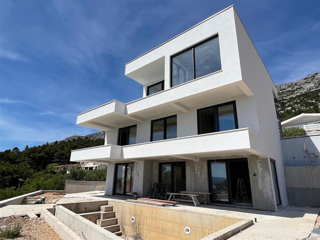 nova-luxusni-vila-s-otevrenym-vyhledem-na-more-brela-chorvatsko