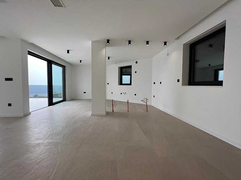 nova-luxusni-vila-s-otevrenym-vyhledem-na-more-brela-chorvatsko