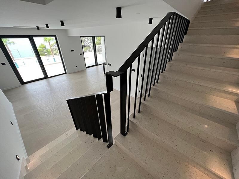 nova-luxusni-vila-s-otevrenym-vyhledem-na-more-brela-chorvatsko