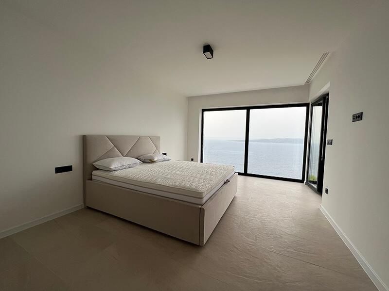 nova-luxusni-vila-s-otevrenym-vyhledem-na-more-brela-chorvatsko