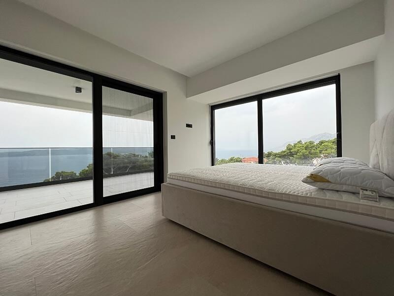 nova-luxusni-vila-s-otevrenym-vyhledem-na-more-brela-chorvatsko