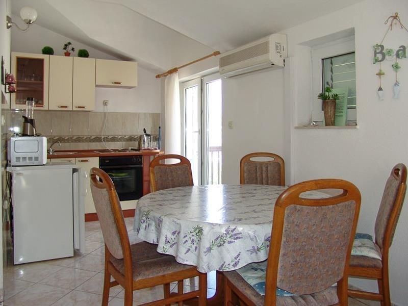 apartmanovy-dum-s-vyhledem-na-more-baska-voda-chorvatsko