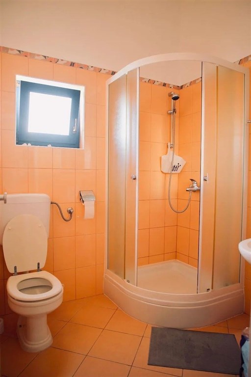 na-prodej-zrenovovany-dum-se-4-apartmany-vir-chorvatsko