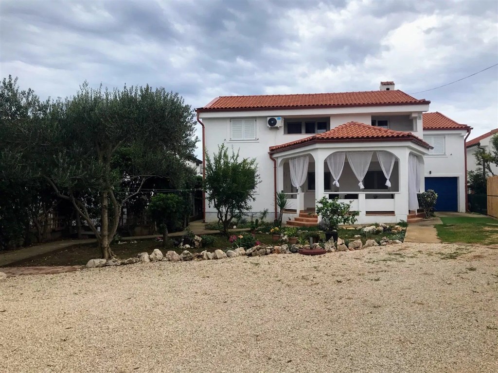 na-prodej-zrenovovany-dum-se-4-apartmany-vir-chorvatsko