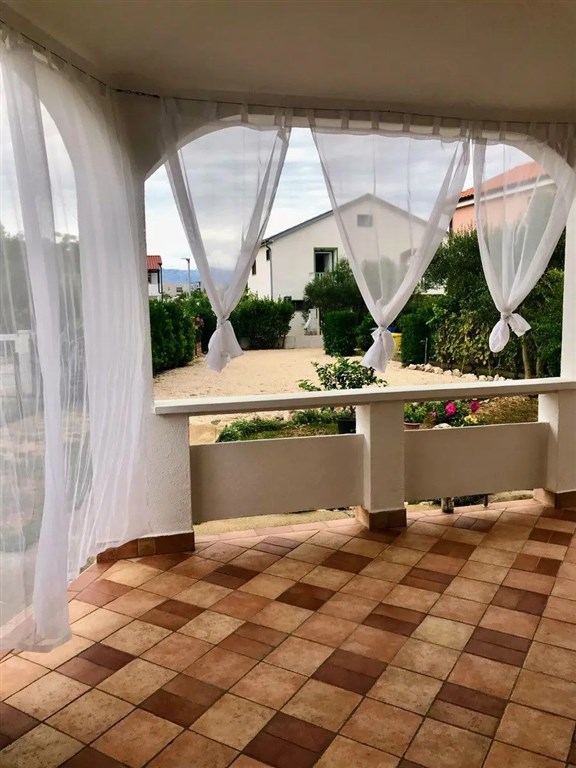 na-prodej-zrenovovany-dum-se-4-apartmany-vir-chorvatsko