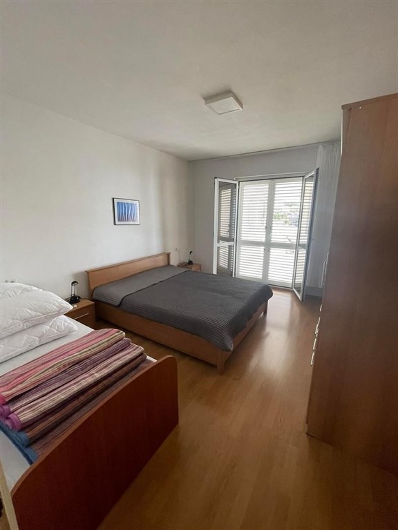 na-prodej-pekny-dum-se-3-apartmany-v-1-rade-u-more-pag-chorvatsko