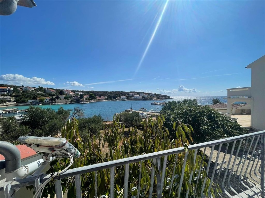 na-prodej-pekny-dum-se-3-apartmany-v-1-rade-u-more-pag-chorvatsko