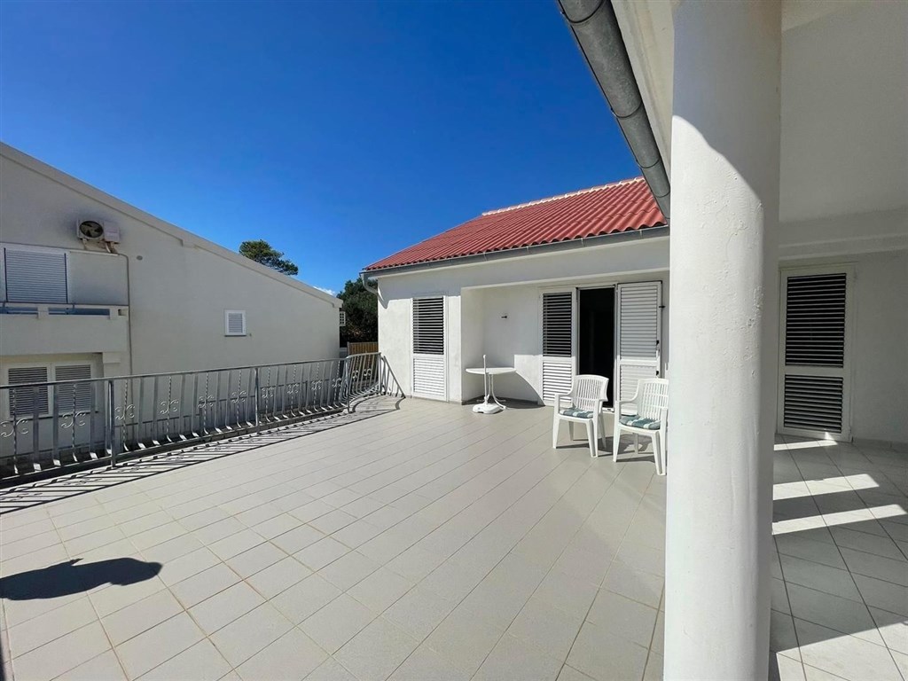 na-prodej-pekny-dum-se-3-apartmany-v-1-rade-u-more-pag-chorvatsko