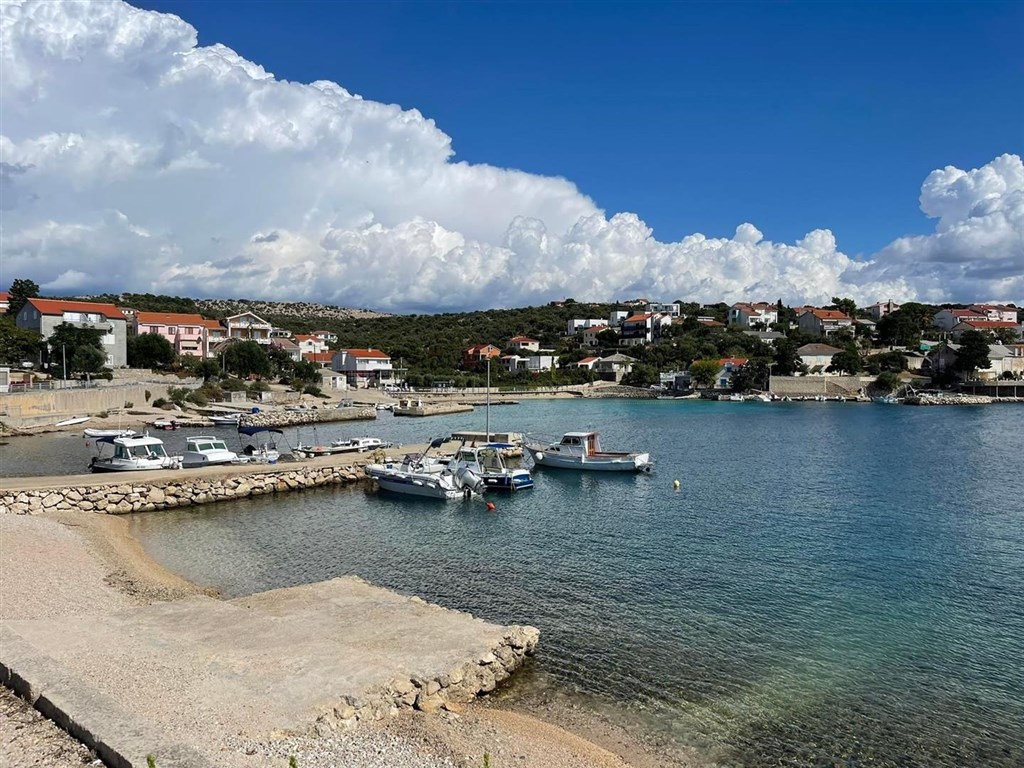 na-prodej-pekny-dum-se-3-apartmany-v-1-rade-u-more-pag-chorvatsko