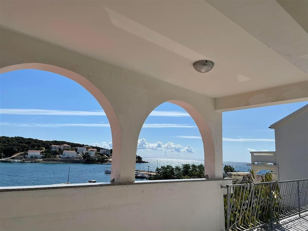 na-prodej-pekny-dum-se-3-apartmany-v-1-rade-u-more-pag-chorvatsko