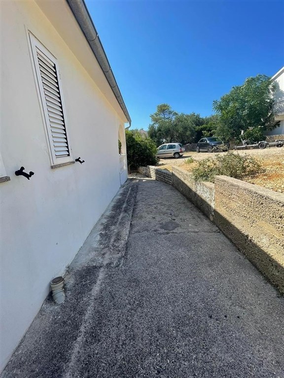 na-prodej-pekny-dum-se-3-apartmany-v-1-rade-u-more-pag-chorvatsko