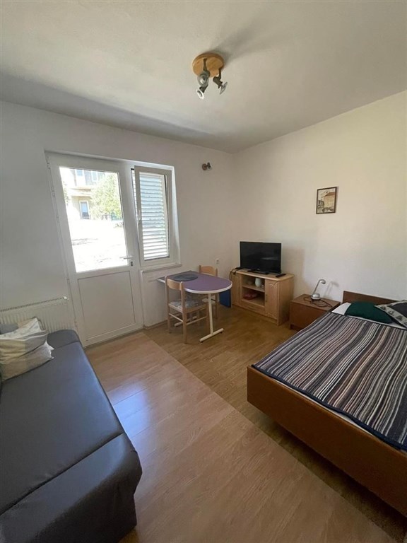 na-prodej-pekny-dum-se-3-apartmany-v-1-rade-u-more-pag-chorvatsko