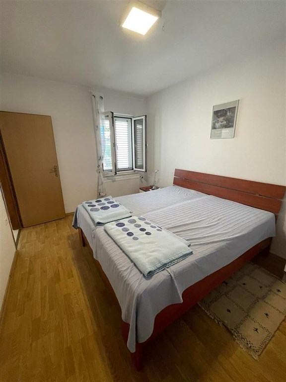 na-prodej-pekny-dum-se-3-apartmany-v-1-rade-u-more-pag-chorvatsko