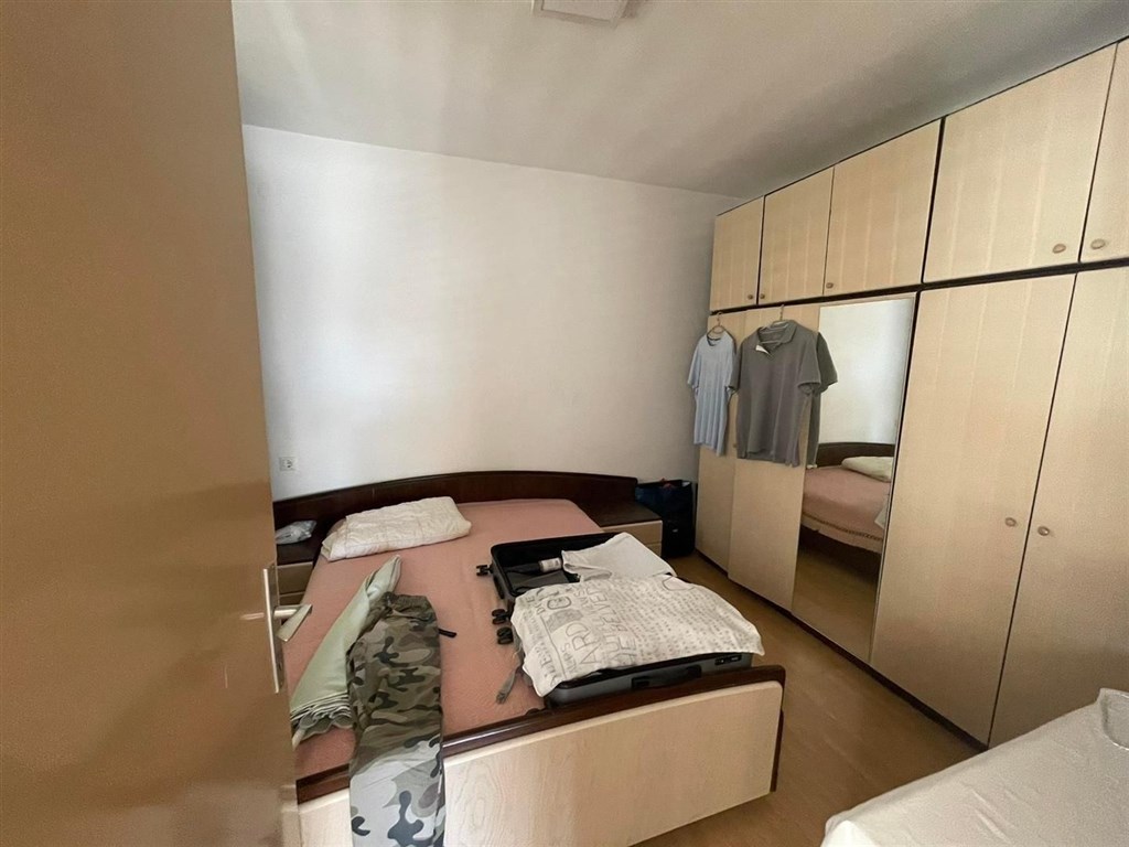 na-prodej-pekny-dum-se-3-apartmany-v-1-rade-u-more-pag-chorvatsko