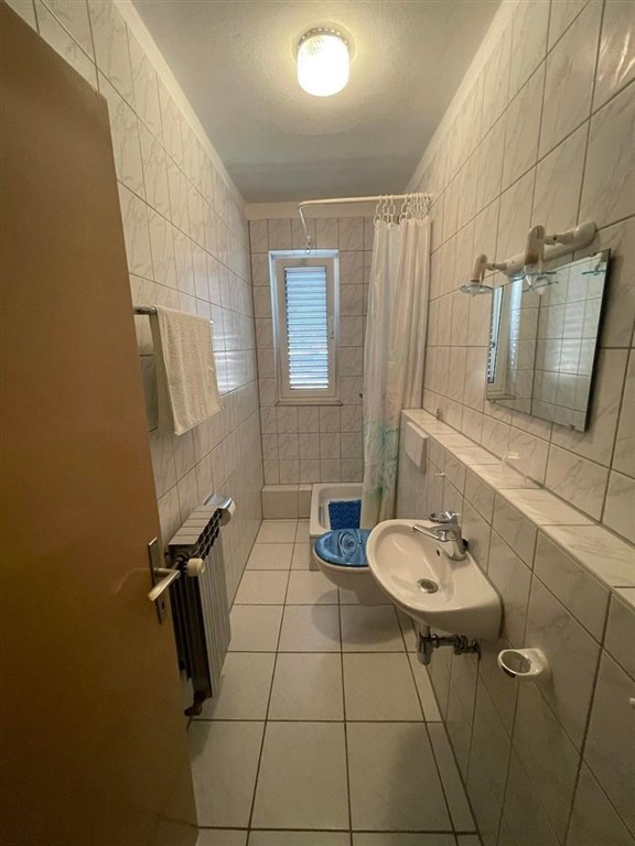 na-prodej-pekny-dum-se-3-apartmany-v-1-rade-u-more-pag-chorvatsko