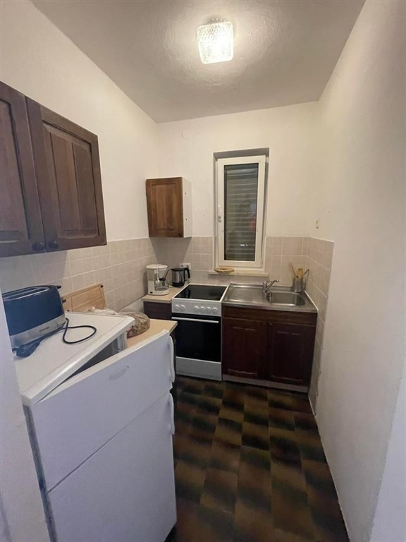 na-prodej-pekny-dum-se-3-apartmany-v-1-rade-u-more-pag-chorvatsko