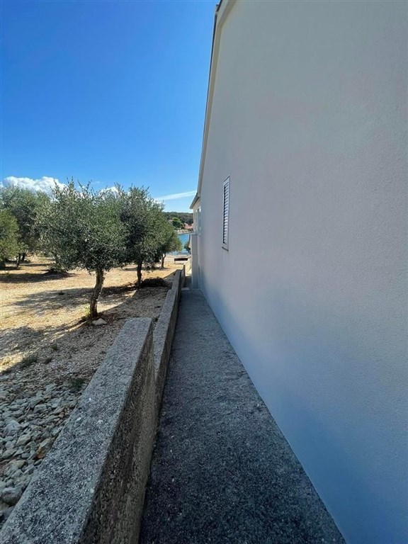 na-prodej-pekny-dum-se-3-apartmany-v-1-rade-u-more-pag-chorvatsko