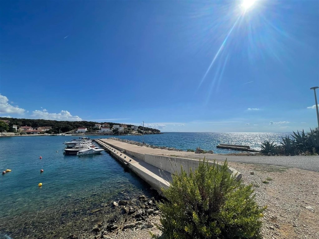 na-prodej-pekny-dum-se-3-apartmany-v-1-rade-u-more-pag-chorvatsko