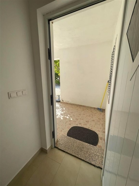 na-prodej-pekny-dum-se-3-apartmany-v-1-rade-u-more-pag-chorvatsko