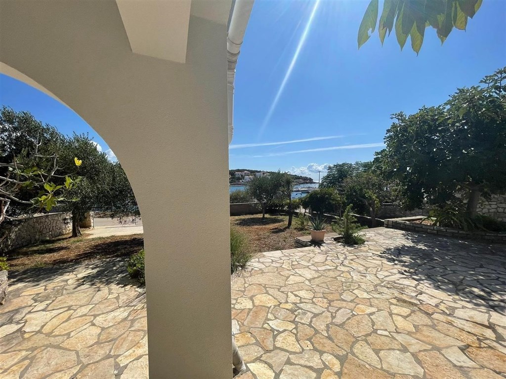 na-prodej-pekny-dum-se-3-apartmany-v-1-rade-u-more-pag-chorvatsko