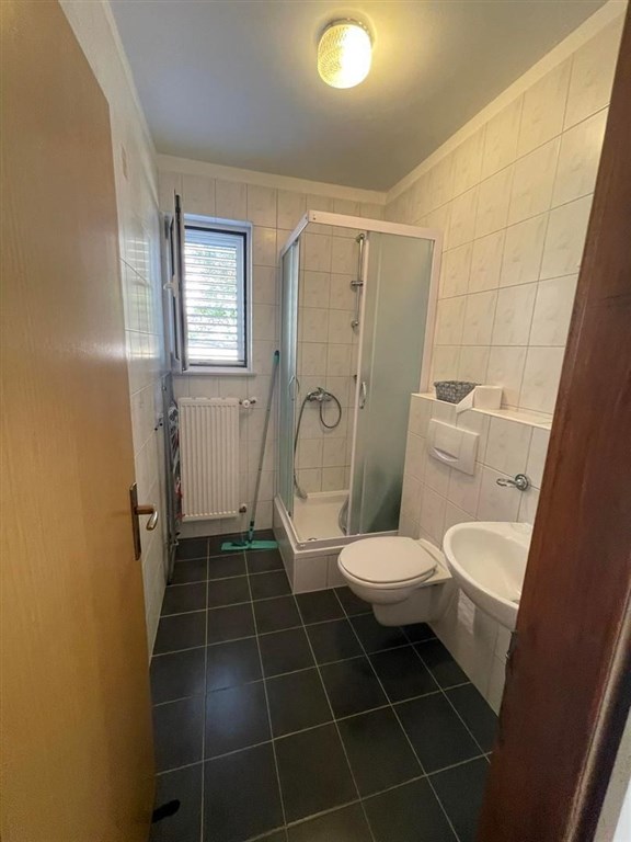 na-prodej-pekny-dum-se-3-apartmany-v-1-rade-u-more-pag-chorvatsko