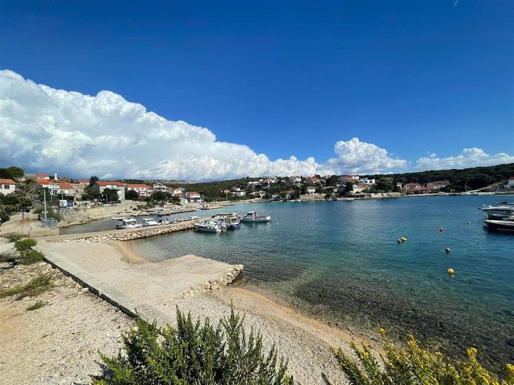 na-prodej-pekny-dum-se-3-apartmany-v-1-rade-u-more-pag-chorvatsko