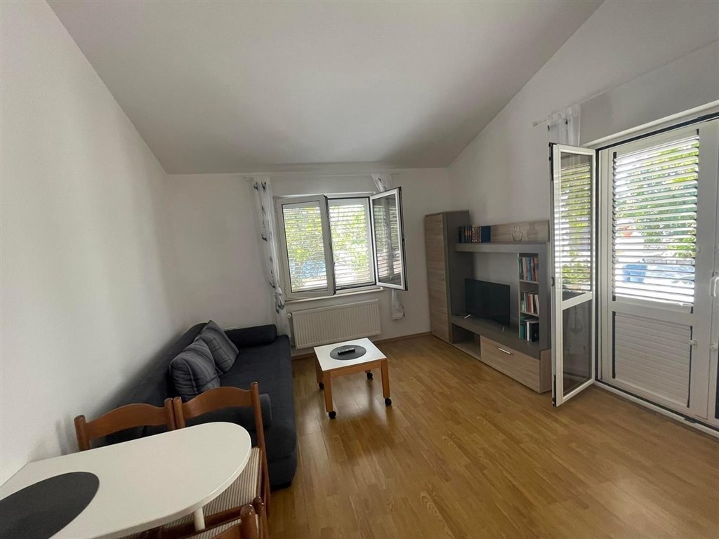 na-prodej-pekny-dum-se-3-apartmany-v-1-rade-u-more-pag-chorvatsko