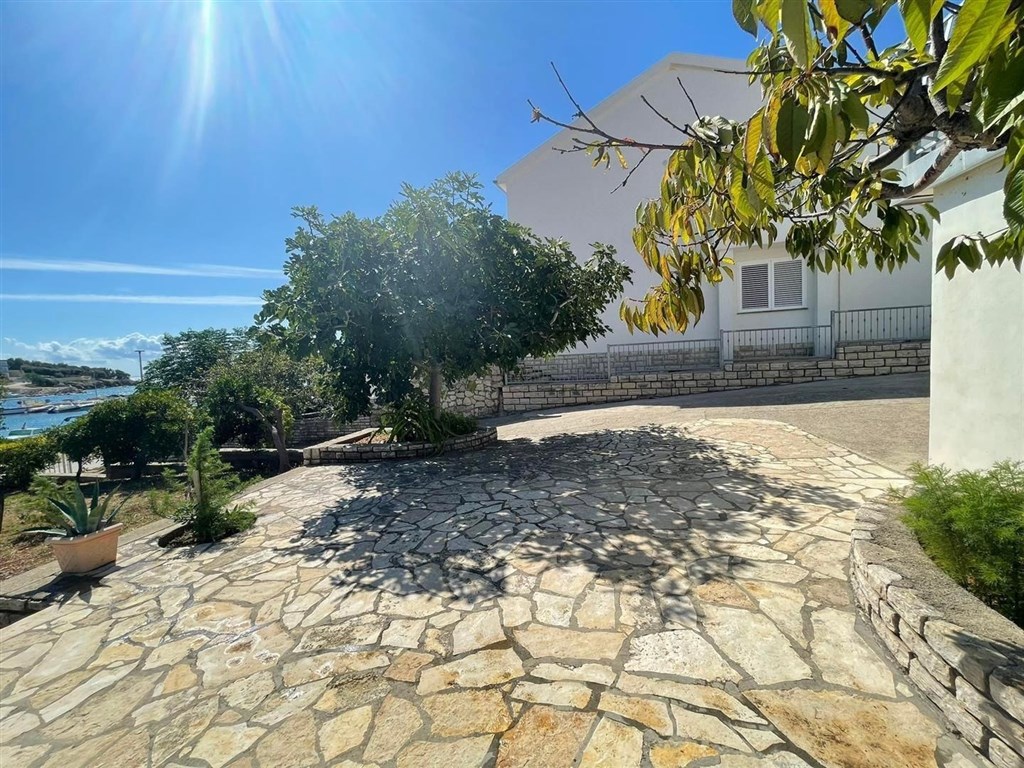 na-prodej-pekny-dum-se-3-apartmany-v-1-rade-u-more-pag-chorvatsko