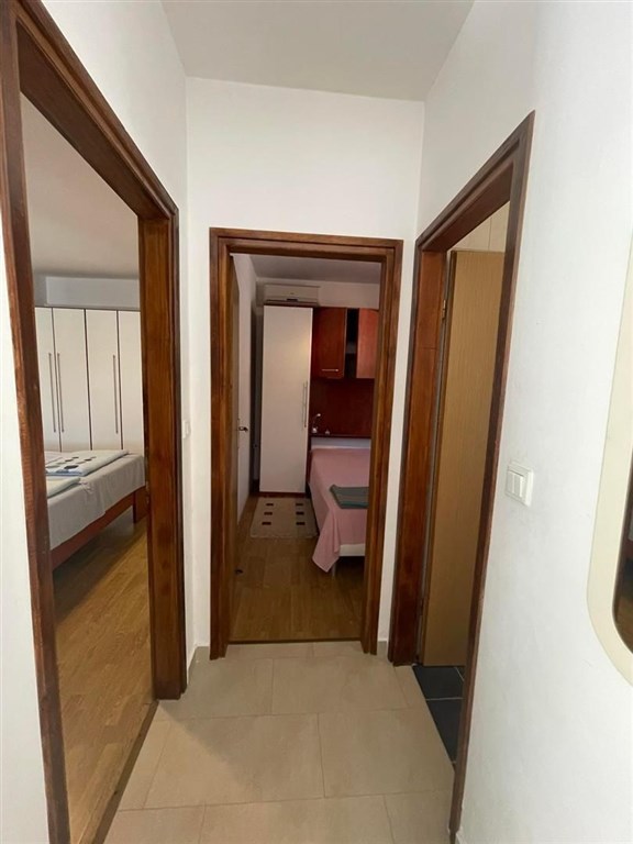 na-prodej-pekny-dum-se-3-apartmany-v-1-rade-u-more-pag-chorvatsko