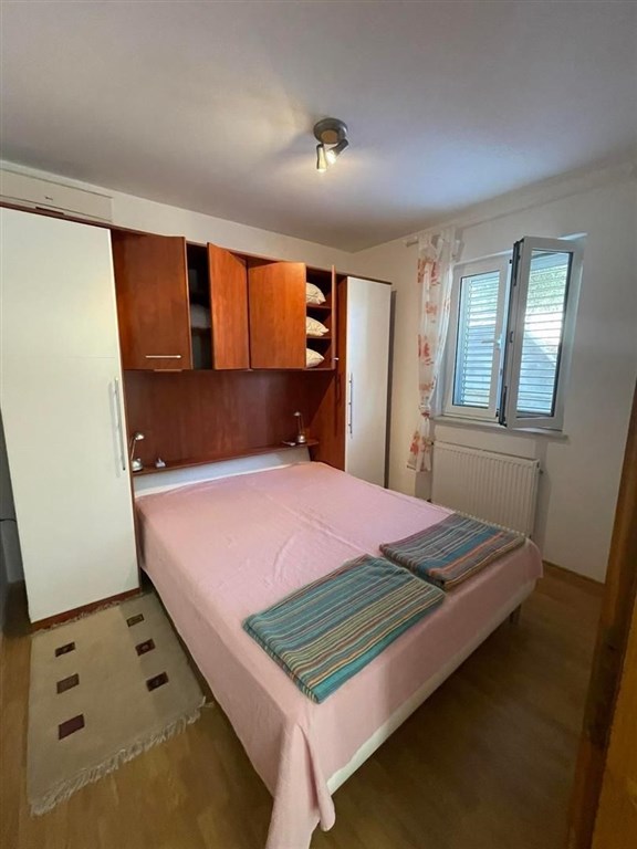 na-prodej-pekny-dum-se-3-apartmany-v-1-rade-u-more-pag-chorvatsko