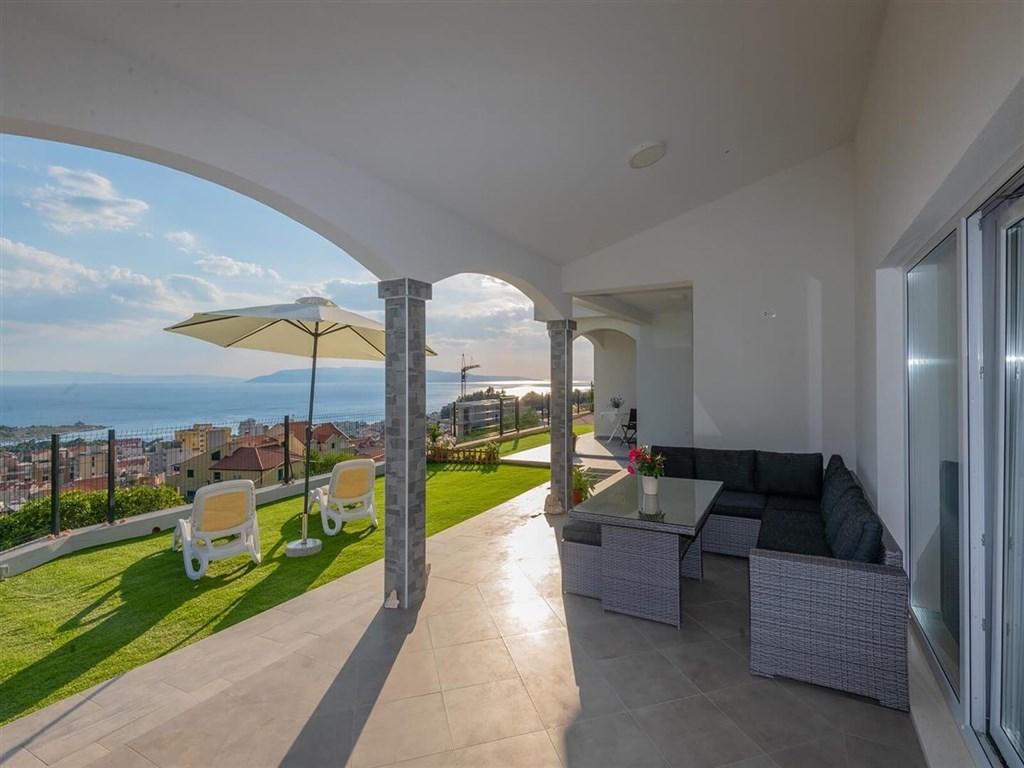 na-prodej-nova-vila-s-bazenem-a-vyhledem-na-more-makarska-chorvatsko