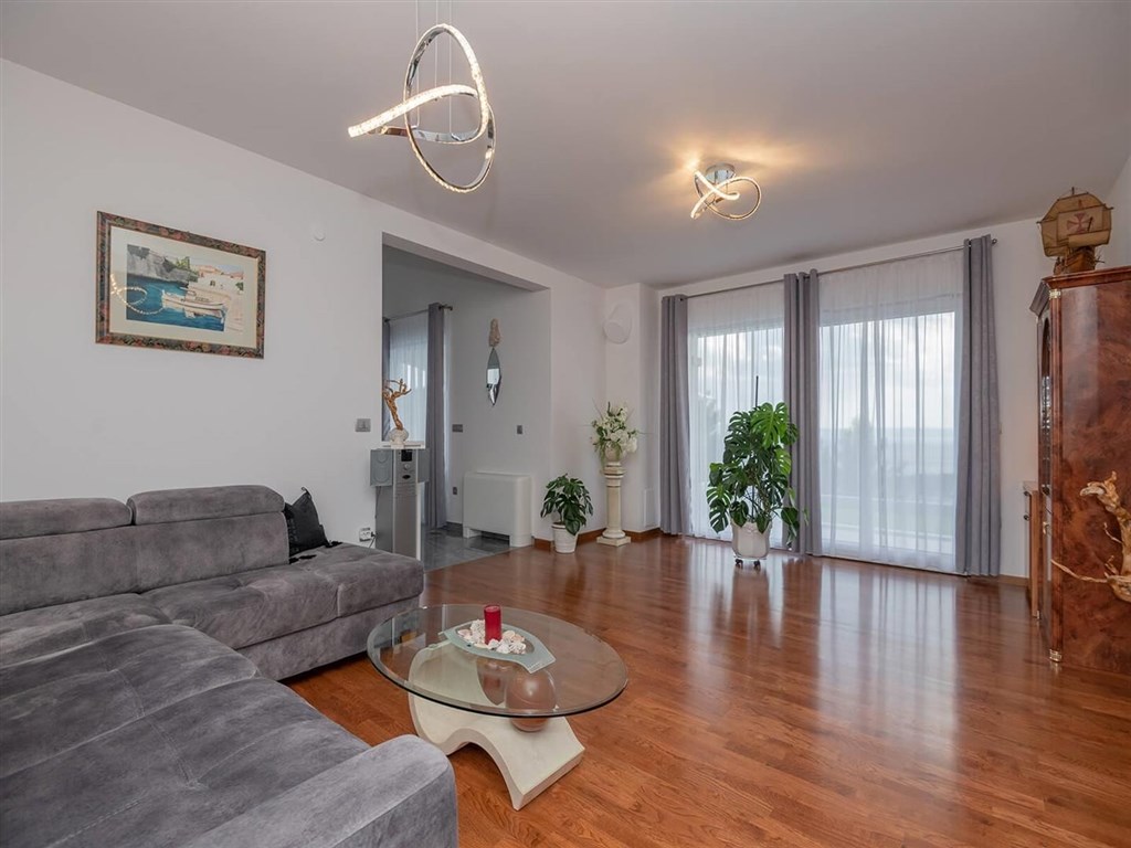 na-prodej-nova-vila-s-bazenem-a-vyhledem-na-more-makarska-chorvatsko