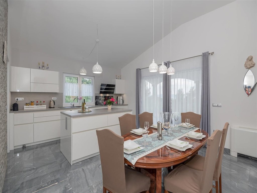 na-prodej-nova-vila-s-bazenem-a-vyhledem-na-more-makarska-chorvatsko