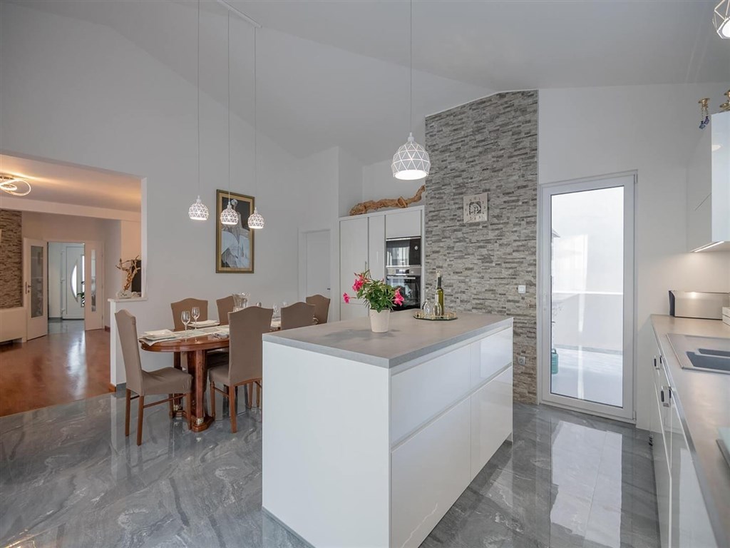 na-prodej-nova-vila-s-bazenem-a-vyhledem-na-more-makarska-chorvatsko