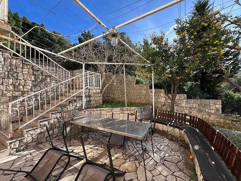 na-prodej-dum-se-3-apartmany-ve-2-rade-od-more-drvenik-chorvatsko
