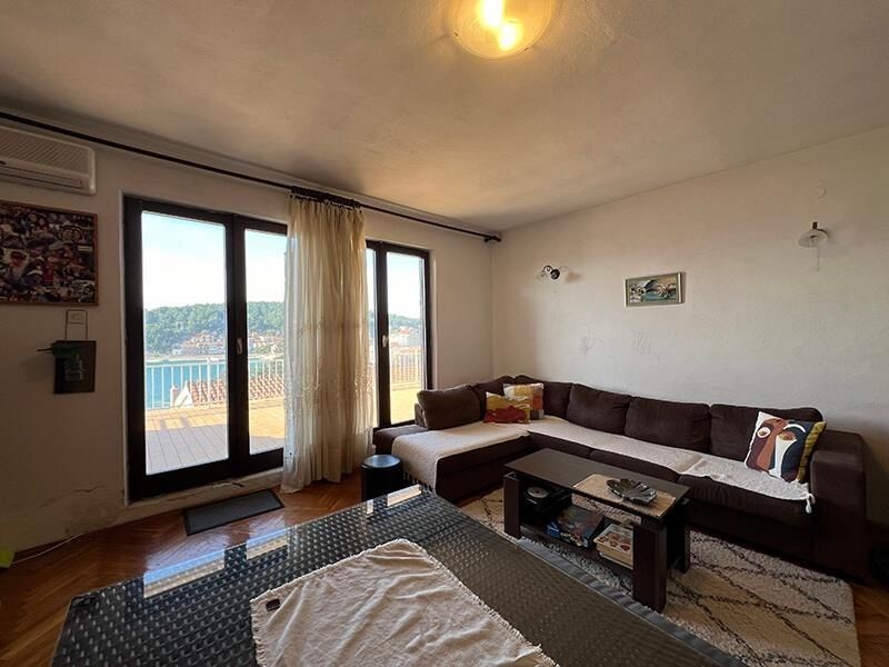 na-prodej-dum-se-3-apartmany-ve-2-rade-od-more-drvenik-chorvatsko