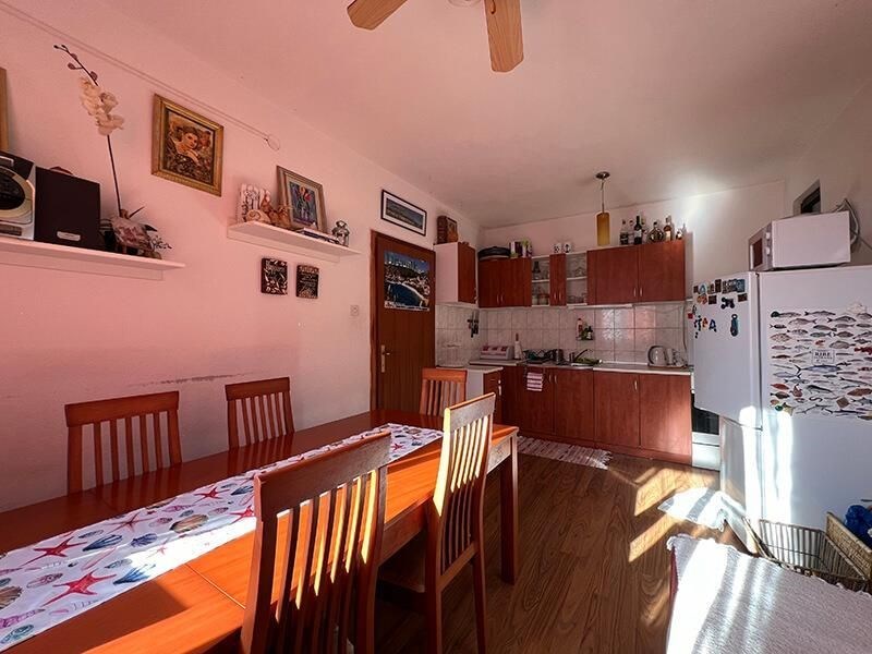 na-prodej-dum-se-3-apartmany-ve-2-rade-od-more-drvenik-chorvatsko