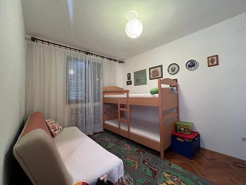 na-prodej-dum-se-3-apartmany-ve-2-rade-od-more-drvenik-chorvatsko