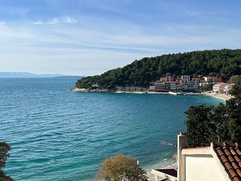na-prodej-dum-se-3-apartmany-ve-2-rade-od-more-drvenik-chorvatsko