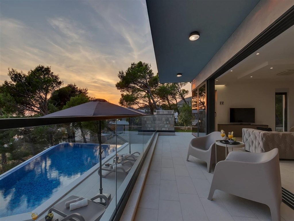 prodej-luxusni-vila-s-bazenem-a-vyhledem-na-more-makarska-chorvatsko