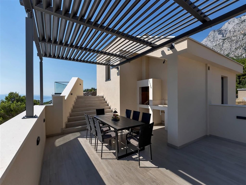 prodej-luxusni-vila-s-bazenem-a-vyhledem-na-more-makarska-chorvatsko
