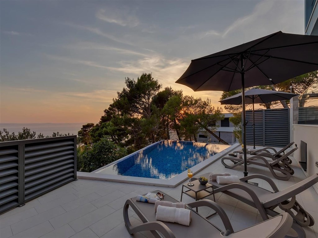 prodej-luxusni-vila-s-bazenem-a-vyhledem-na-more-makarska-chorvatsko