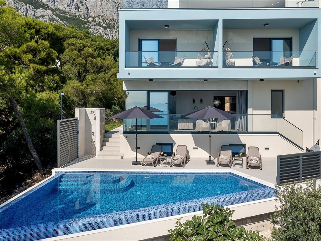 prodej-luxusni-vila-s-bazenem-a-vyhledem-na-more-makarska-chorvatsko
