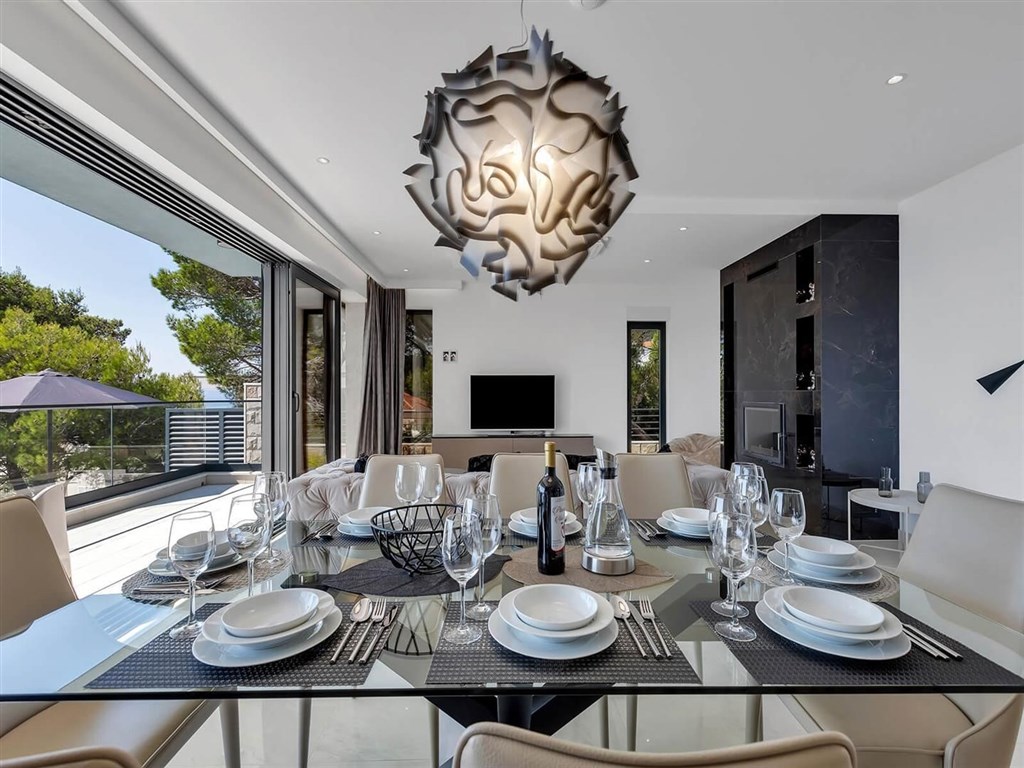 prodej-luxusni-vila-s-bazenem-a-vyhledem-na-more-makarska-chorvatsko