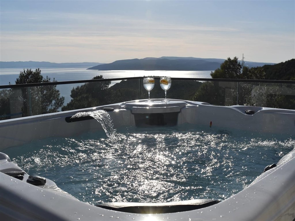 prodej-luxusni-vila-s-bazenem-a-vyhledem-na-more-makarska-chorvatsko