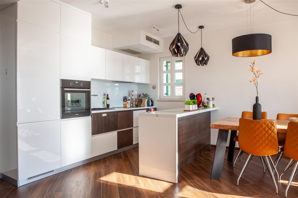 tradicni-kamenna-vila-s-vyhledem-na-more-makarska-chorvatsko